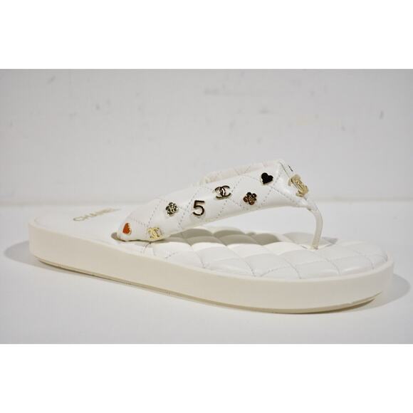 Chanel 23P White Quilted Charms Padded Pool Thong Logo Mule Slide Flat Sandal 40 - Picture 1 of 12